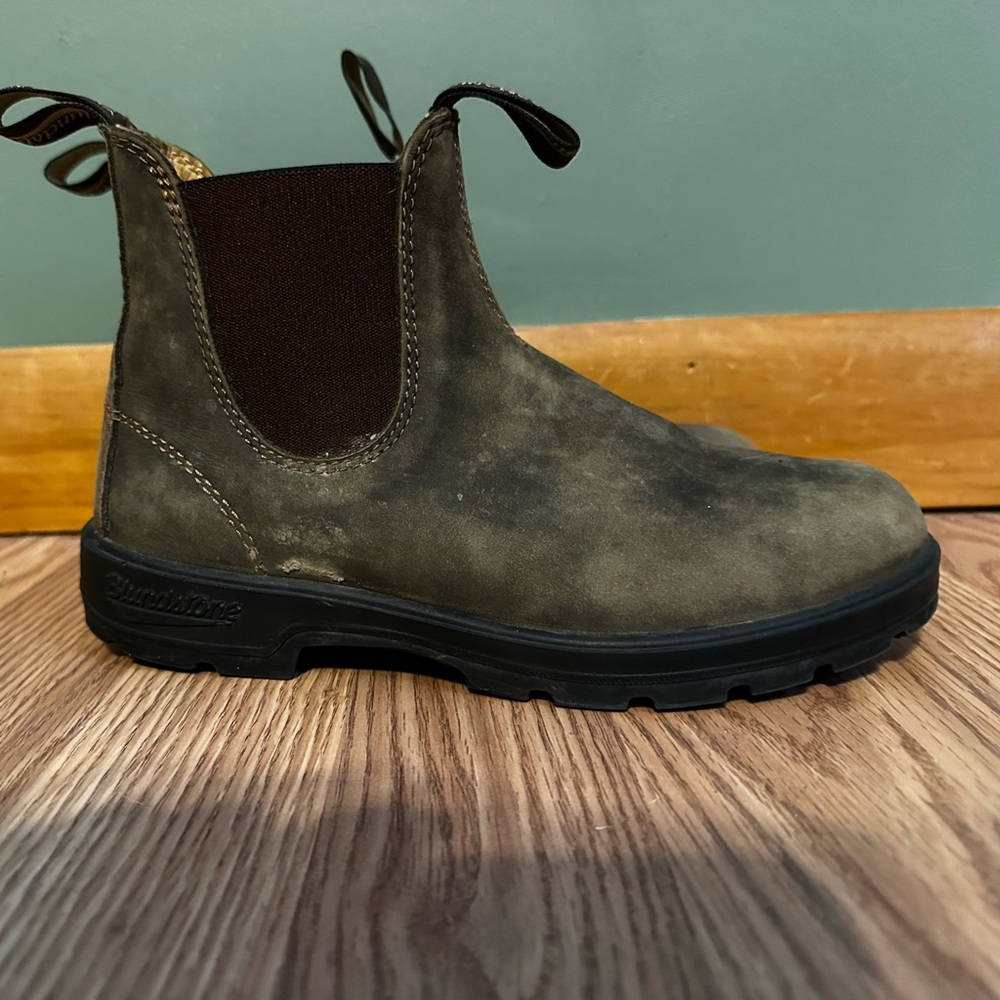 Blundstones Chelsea Boot: US size 7, EU size 4.5
